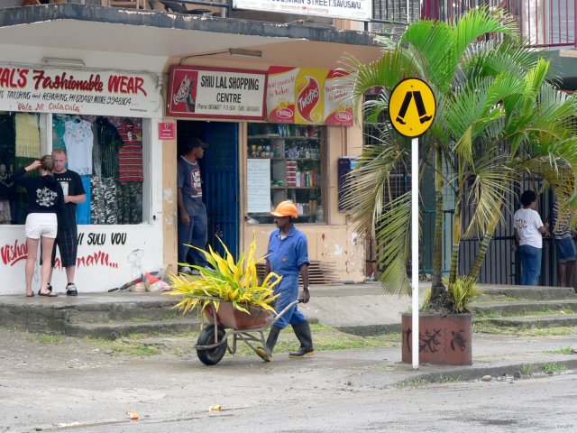 21- Un ouvrier dans la rue 